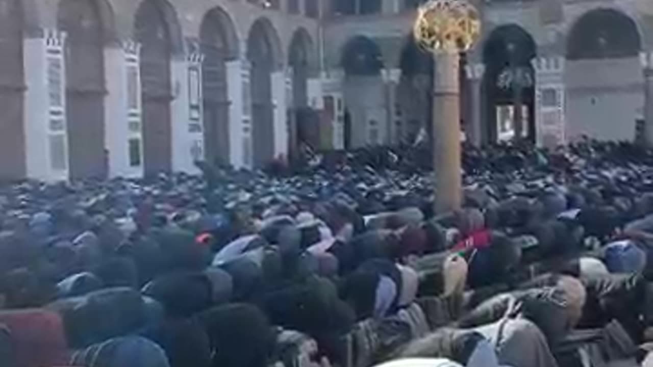 Syrians gather at mosque in Damascus ...