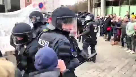 🔴[GERMANY] POLICE IN MAGDEBURG BEING CHASED AWAY