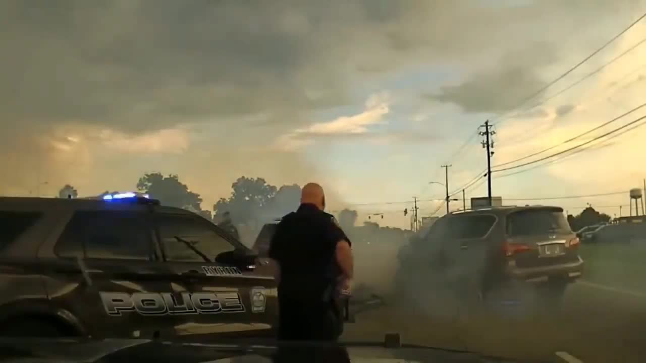 Wild Woman in SUV smashes Cop Cars