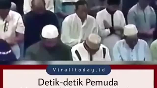 The moment a young Muslim dies while praying