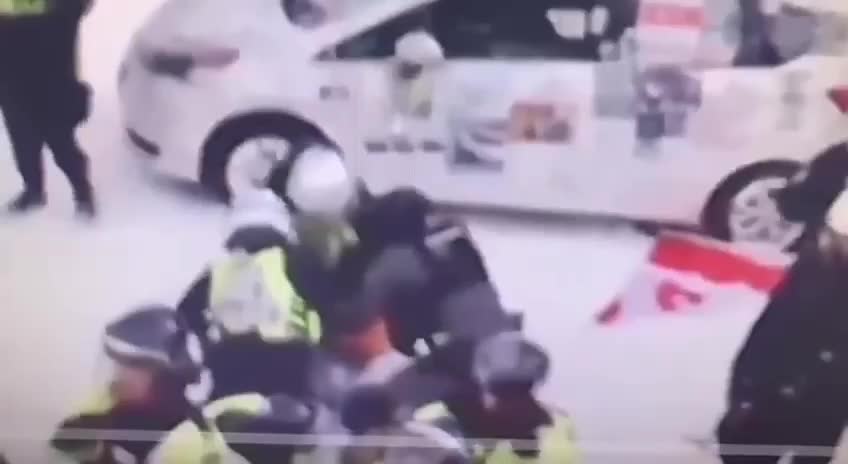 BRUTAL represion en CANADA del presidente nazi AGENDA2030 TRUDEU