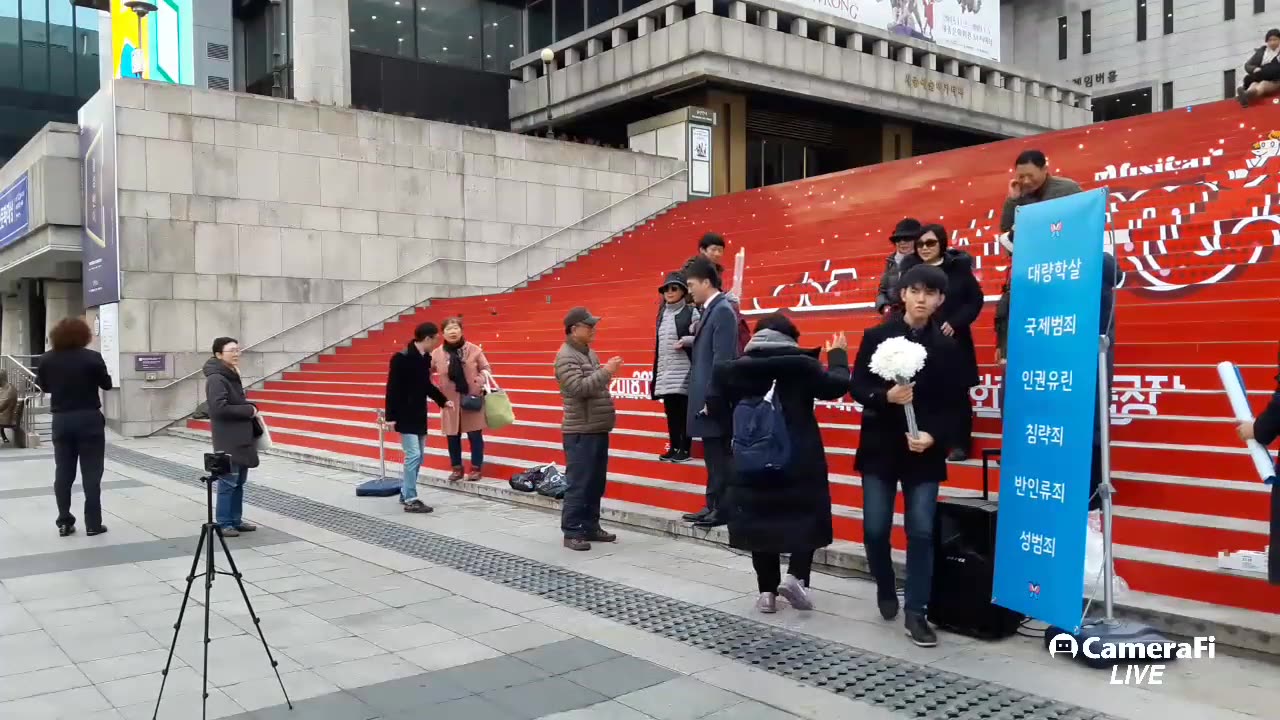 20181203_V3_S04(D3eLMlktq98)주말에 부부와 함께 나들이 나온 시민께서 그동안 느꼈던 태극기 집회와 현 시국 관련하여 일침을 가하다!!!