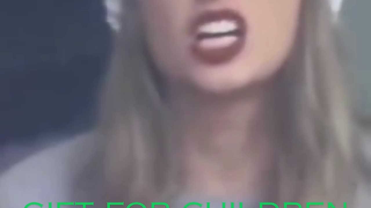 Taylor Swift reacting to Travis Kelce being pushed on the ground at the Chiefs vs Patriots game😍