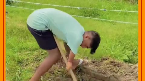 Trabalhando com enchada mesmo sem ter os braços