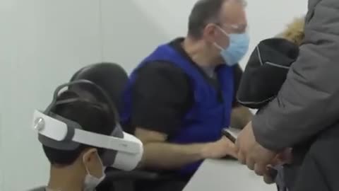 Το καναδικό κέντρο εμβολιασμού κατά του Covid καταπραΰνει το άγχος των παιδιών με ακουστικά VR. Τα ακουστικά VR δίνονται σε παιδιά μεταξύ πέντε