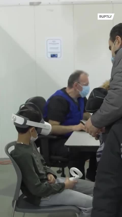 Το καναδικό κέντρο εμβολιασμού κατά του Covid καταπραΰνει το άγχος των παιδιών με ακουστικά VR. Τα ακουστικά VR δίνονται σε παιδιά μεταξύ πέντε