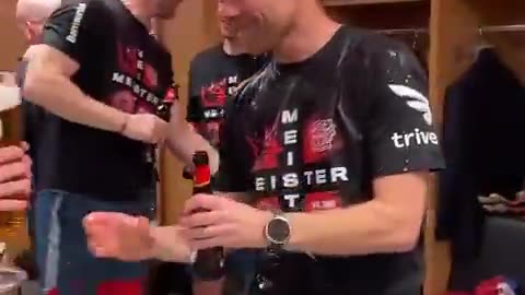 Und da ist sie, die Meister-Bierdusche für Xabi Alonso