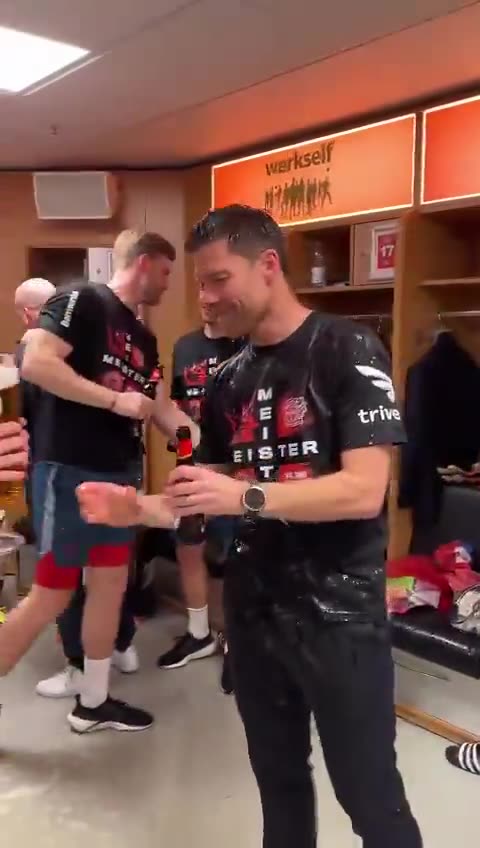 Und da ist sie, die Meister-Bierdusche für Xabi Alonso