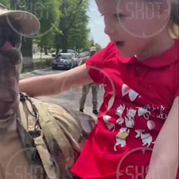 Dívka a ruský voják na osvobozených územích Donbasu