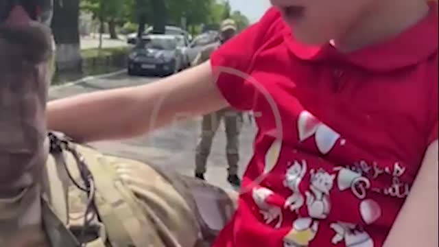 Dívka a ruský voják na osvobozených územích Donbasu