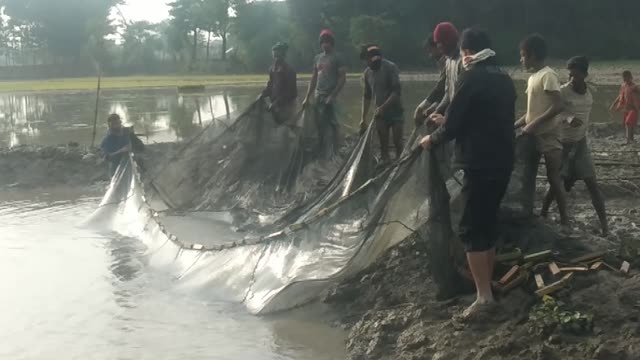 Amazing view of fishing with old netsnets.