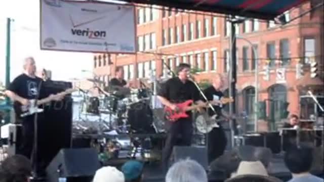 The Flashcubes Live Five Personalities