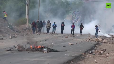 Protesters block roads demanding to drop charges against ex-Bolivian President.mp4