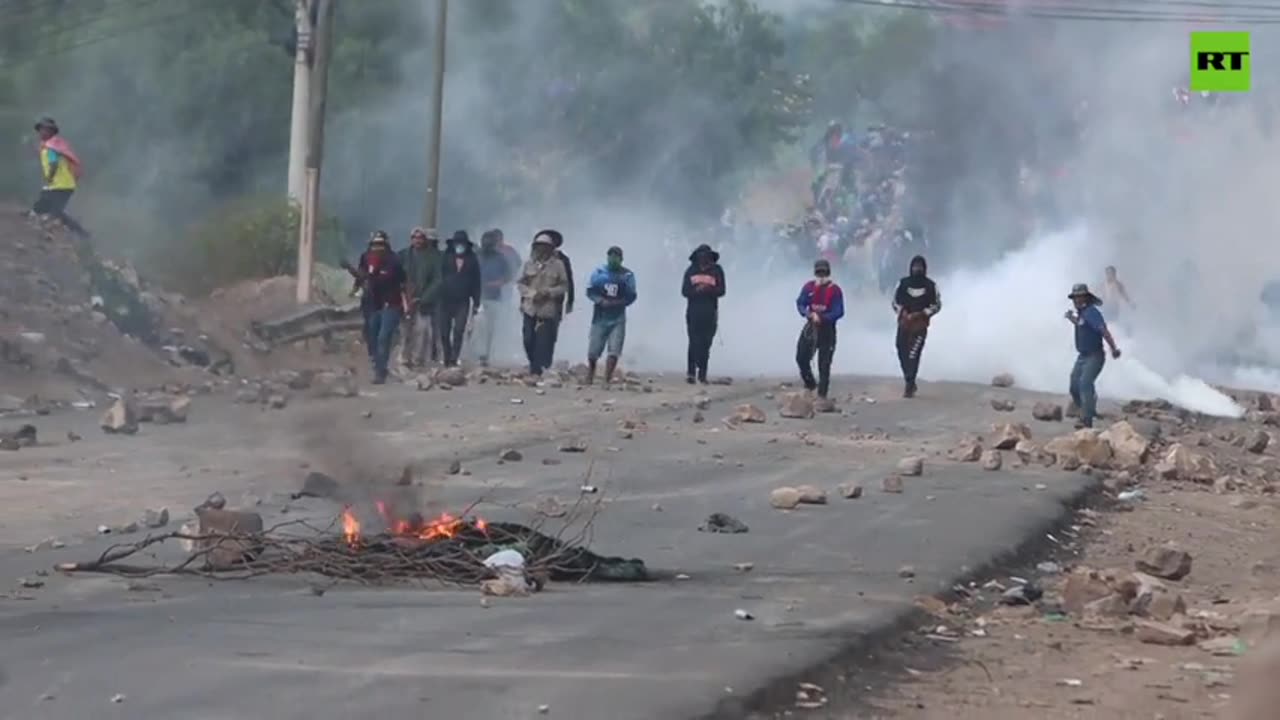 Protesters block roads demanding to drop charges against ex-Bolivian President.mp4