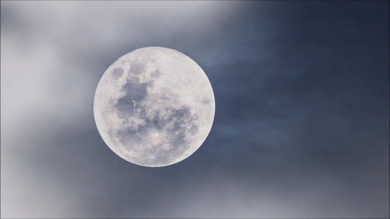 the moon القمر بصورة واضحة