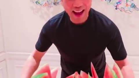 20180908文贵先生视频¹：文贵用行动．莲花西瓜刀法感谢伟大的亲爱的战友们！感恩伟大的美国！一切都是刚刚开始！