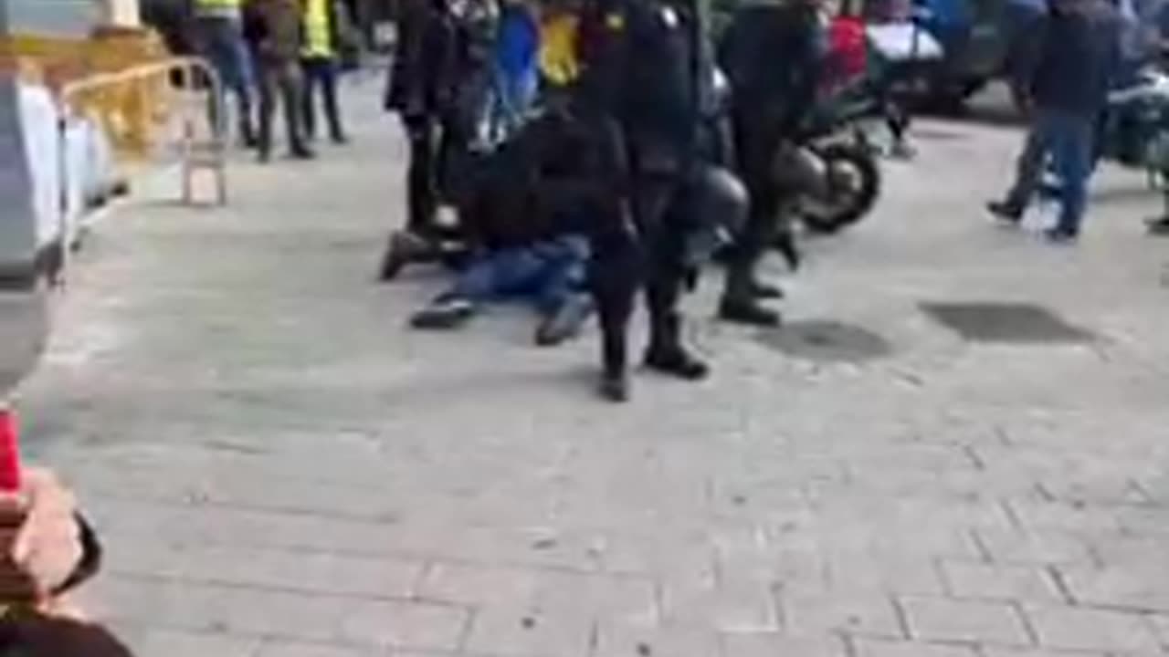 TRACTORADA 🔥EUROPE'S FARMERS DETENCION a la fuerza entre varios agentes