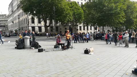 London 2019, street musicians singing and playing guitar