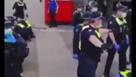 Australian police beat up maskless people 9-24-2021