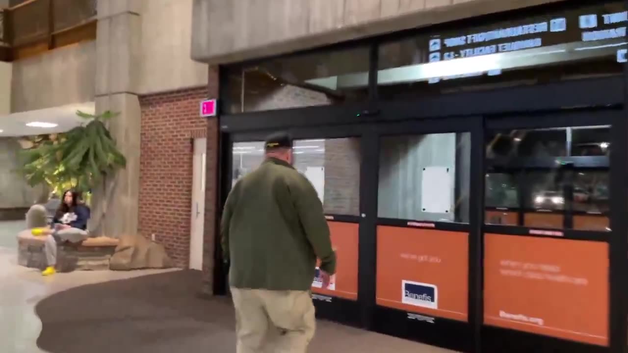 USA: Montanans confront Democrat Jon Tester at the airport!