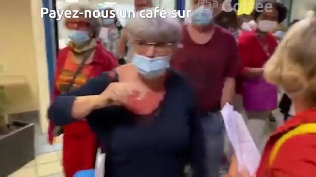 Pass sanitaire : Des citoyens se réapproprient l'hôpital de Pau et demandent des comptes