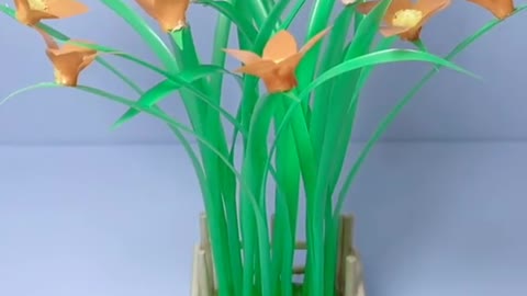 Fence made of disposable chopsticks, straw transformed into potted flowers