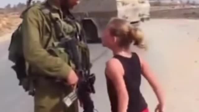 Niña se Enfrenta soldado Ruso