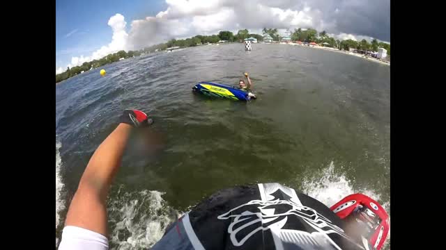 Tipo completa 11 mortales sobre un jet ski antes de caer