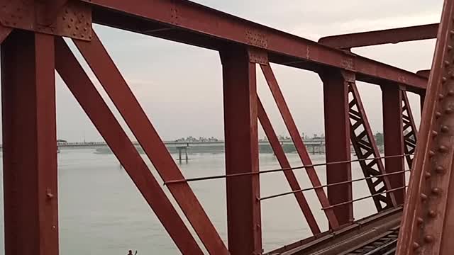 তিস্তা ব্রিজের উপর দিয়ে ট্রেন যেভাবে চলে
