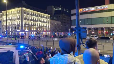 WATCH: Hundreds watch as POTUS Biden’s motorcade arrives at his hotel in #Warsaw.