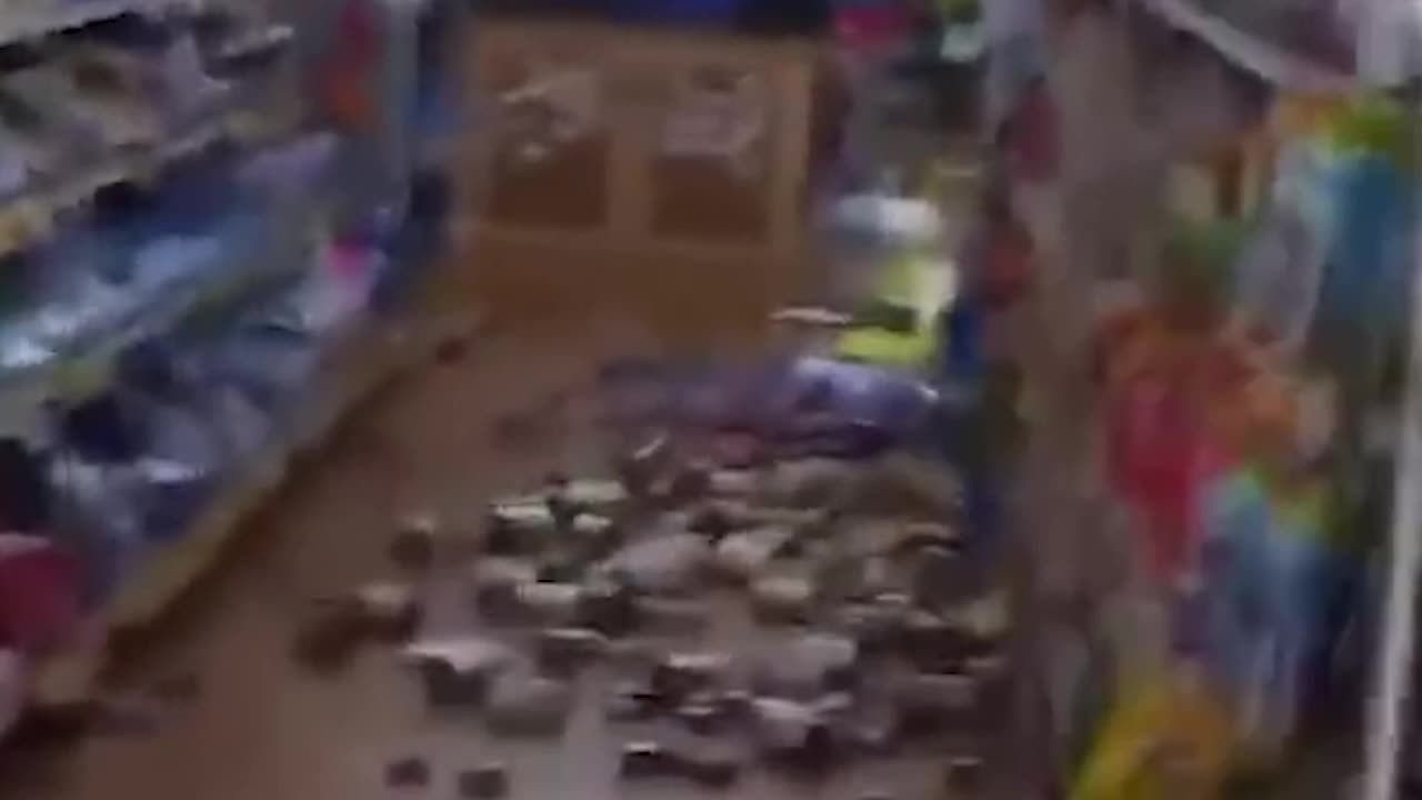 Scary Earthquake Caught on Camera | Terror of Nature