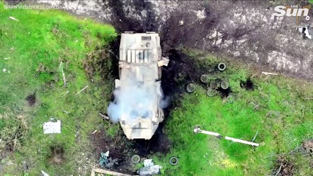 Ukrainian Paratroopers drop bombs on Russian armoured personnel carriers