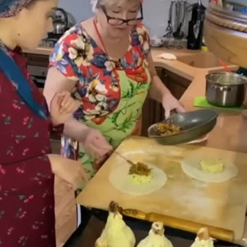 Вкусная жареная куриная ножка в мешочке из теста