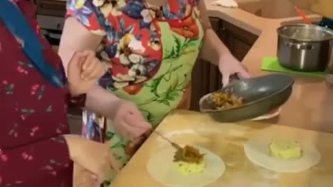 Вкусная жареная куриная ножка в мешочке из теста