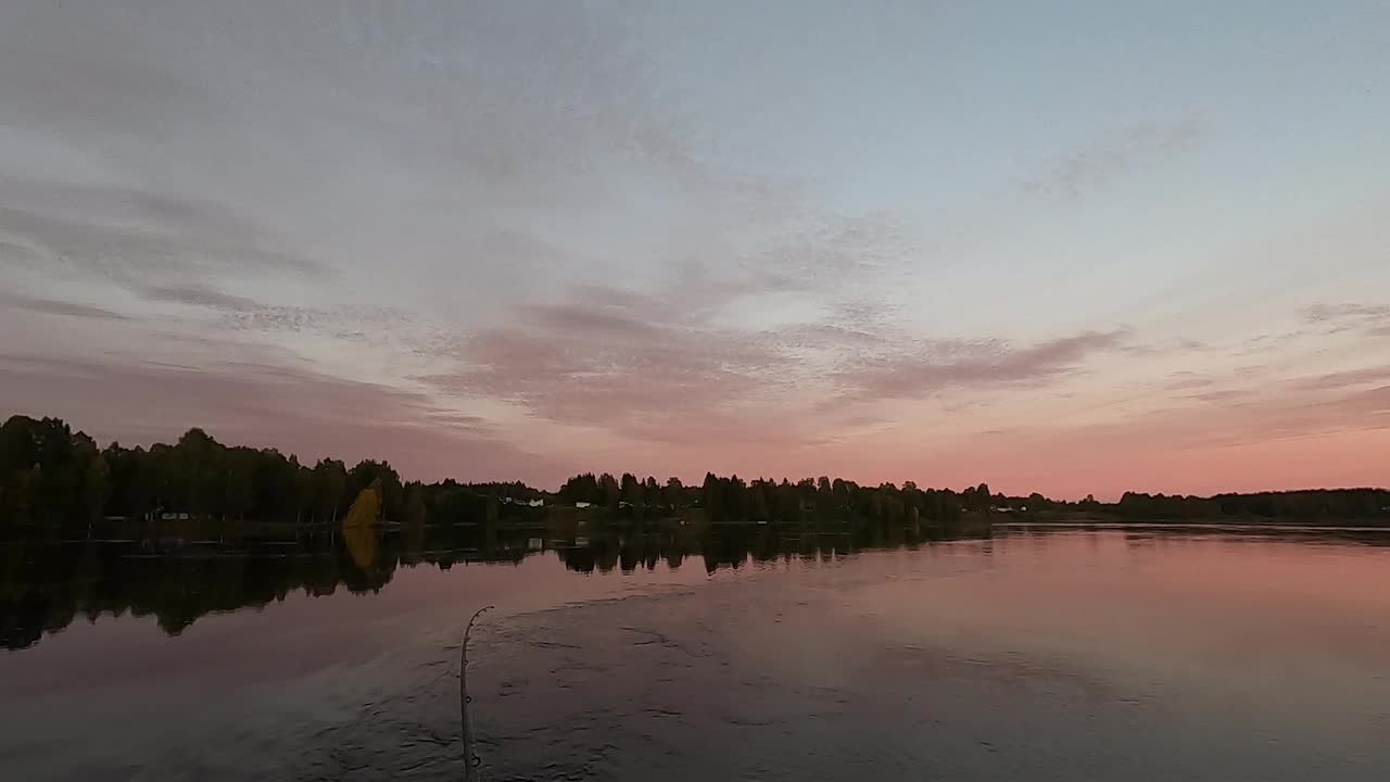 Pratar i telefon och tappar ädelfisk i Luleälven