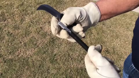 Skinning a wire with gloves on using the Madi OneFlip PTOLK 1P Linemans Knife