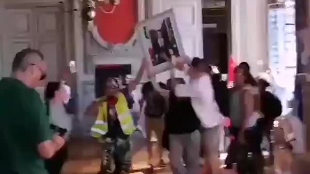 French protesters on July 24th throwing Macrons portrait out from of Poitiers townhall!👌