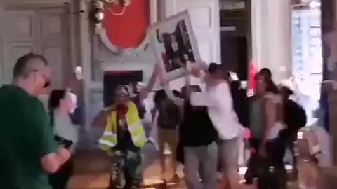 French protesters on July 24th throwing Macrons portrait out from of Poitiers townhall!👌