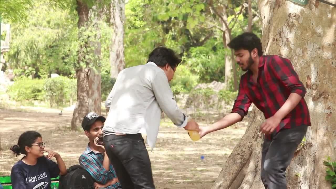 SUSU BOTTLE PRANK ON GIRLS || PICHHE DEKHO PICHHE || Pranks in india || MindlessLaunde