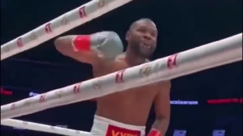 Floyd Mayweather trolls Deji during the weirdest boxing