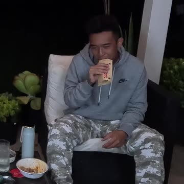 Ear Me Out Ep.18: Peach Mango Pie JolliBee Taste Test