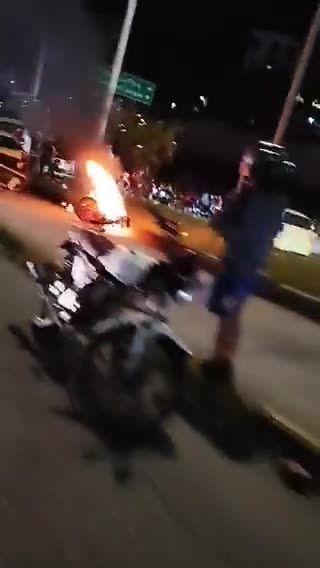Motocicleta incinerada en la autopista