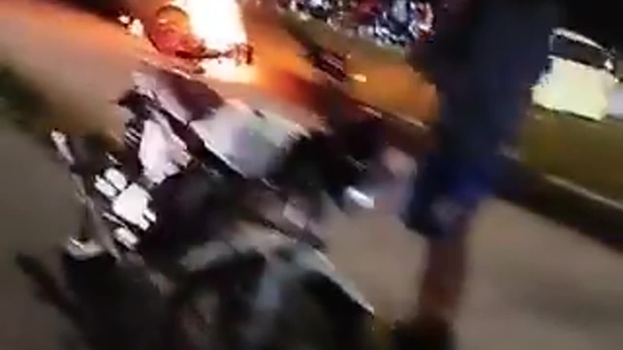 Motocicleta incinerada en la autopista