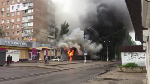 In Donetsk, a shell hit the supermarket "Izyum" after the shelling.