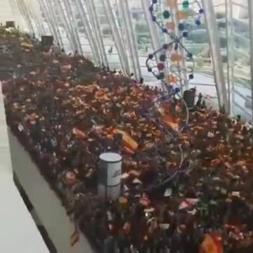 VOX desborda el Valencia de más de 6 mil personas y varios miles fuera (2)