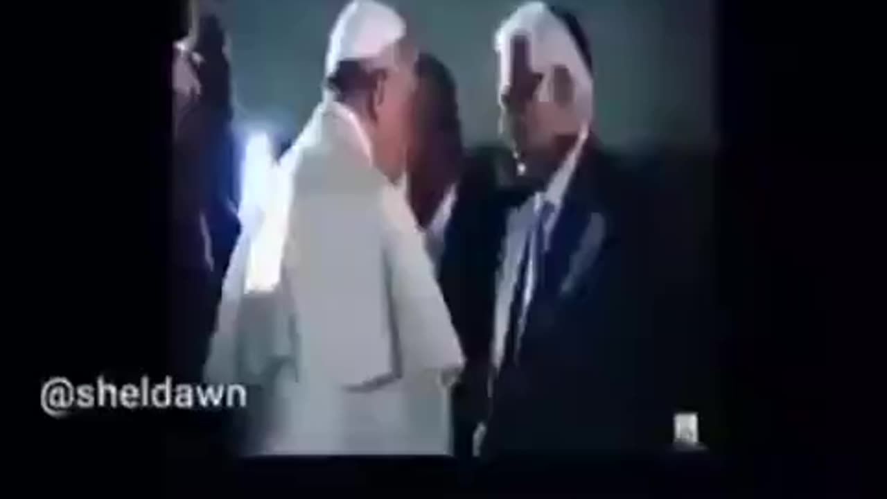 Pope kisses hand of Rothschild, Kissinger & Rockefeller