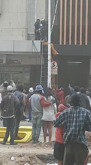 People rescued from burning building