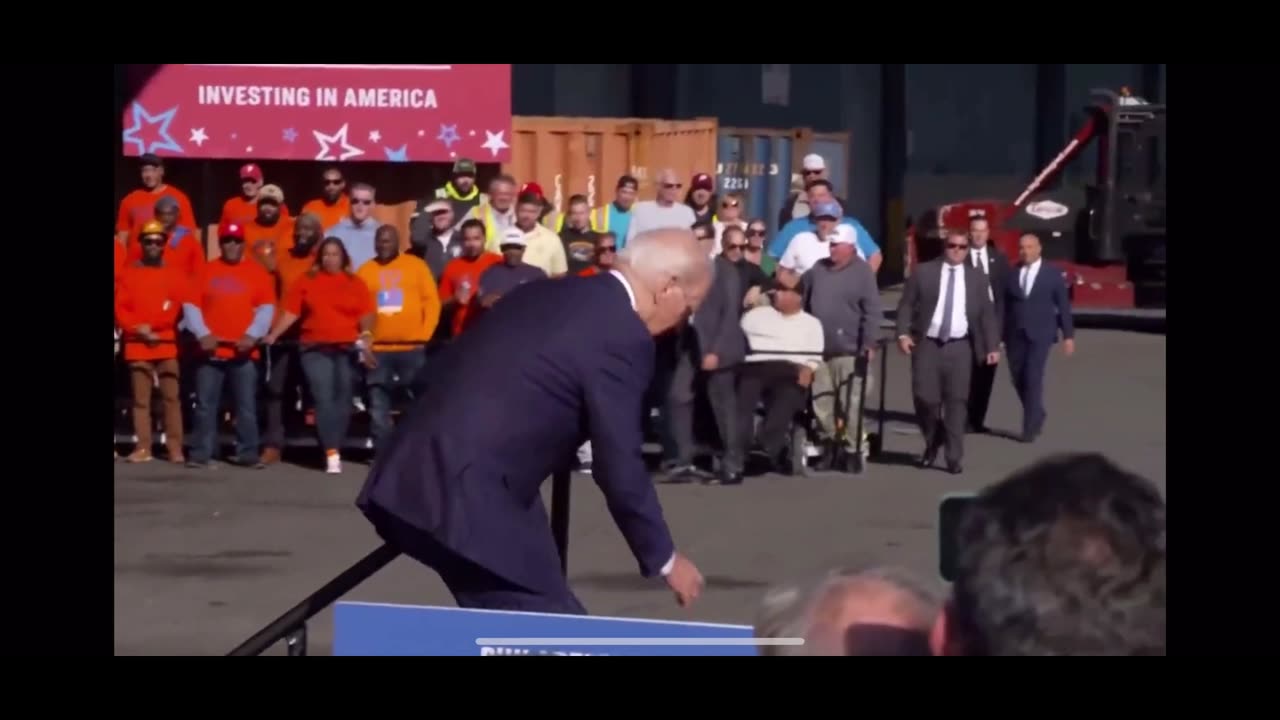 Retarded Fool Joe Biden Falling again 🤦🏻♂️ 10/13/23