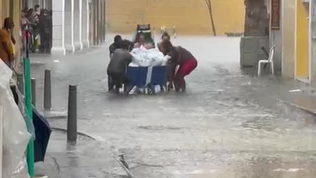 Turistas en traje de baño ayudan a carretillero en el Centro