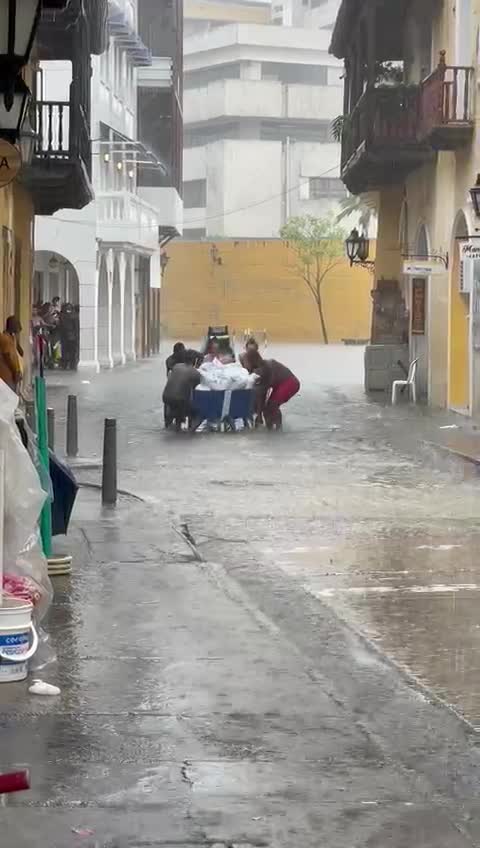 Turistas en traje de baño ayudan a carretillero en el Centro